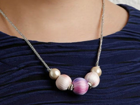 絹の巻玉ネックレス（牡丹）