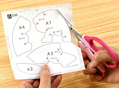 型紙はシール式なので、まち針不要！ズレずにカットできます。