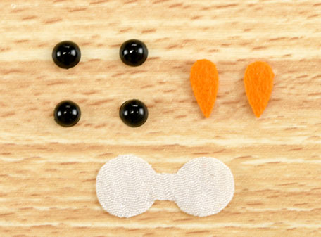 細かなパーツはすべて型抜き済みなので、貼るだけでOK