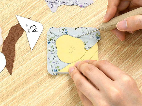 専用目打ちで布をなぞり、ミゾの中へ入れます