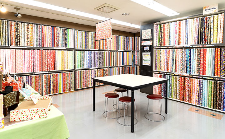 布や手作り材料が並ぶさくらほりきり浅草橋店の店内