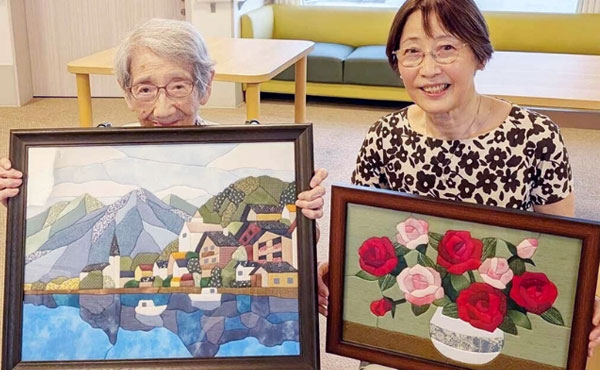 完成した作品を楽しむ様子