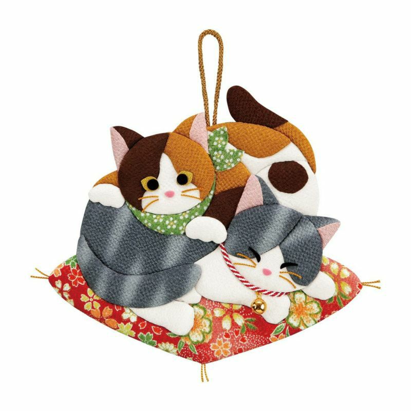 猫8匹押絵　縁起物額装 押絵飾り・ざぶとん子猫 レビュー｜株式会社さくらほりきり