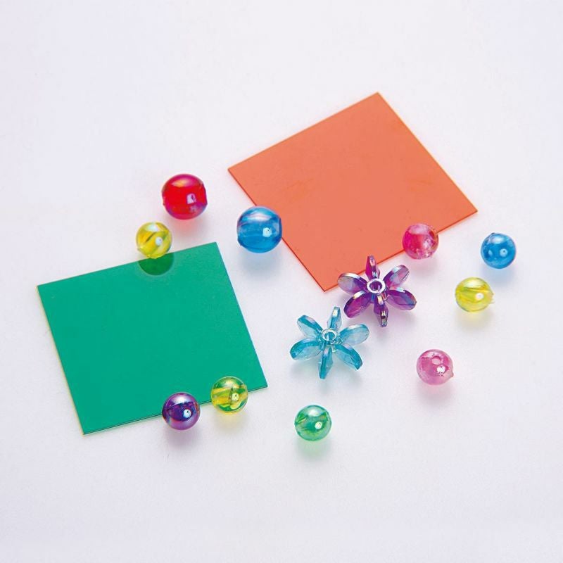 ビーズと緑と赤のカラーシートが付属でついています