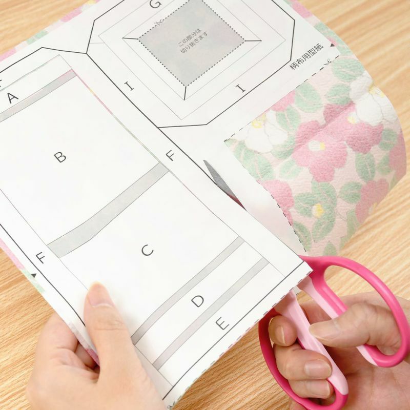 型紙を布の裏に貼って実線で切ります