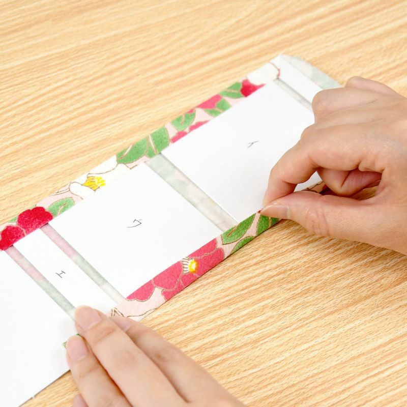 付属のボール紙を布に貼り、くるみます