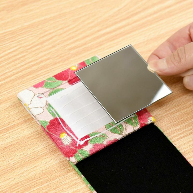 本体と鏡枠を組み合わせ、無地布と鏡を貼って完成！