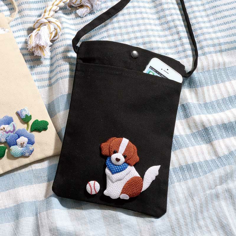 ふっくらとしたモチーフが可愛いショルダーバッグ