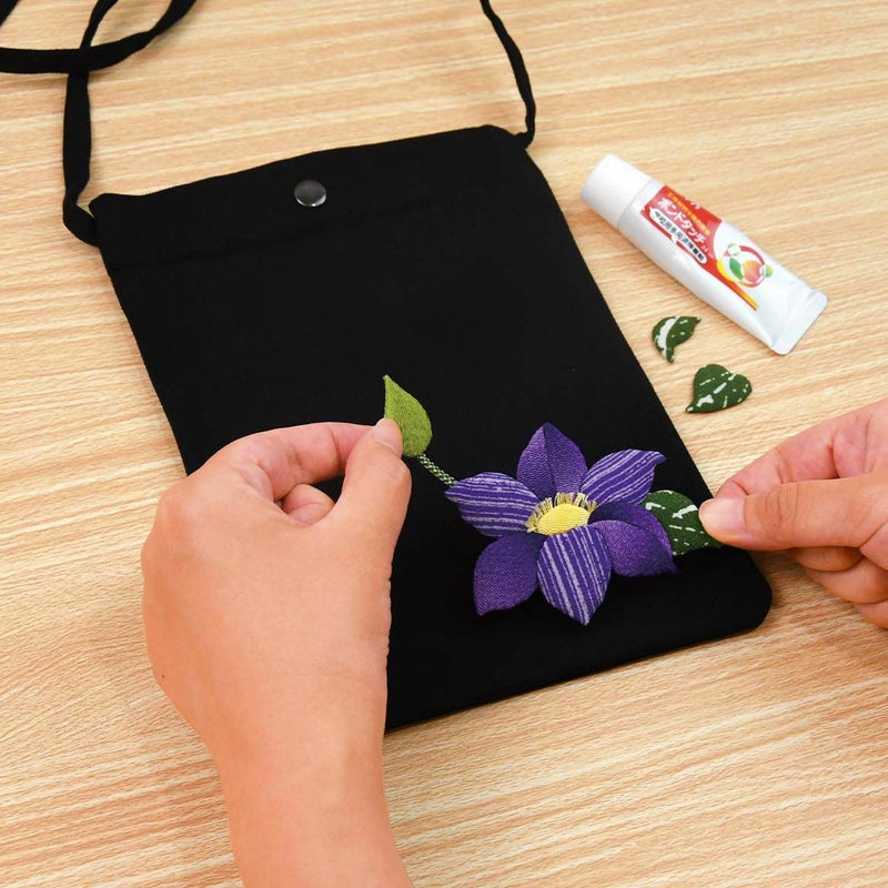 モチーフをバッグに貼ってできあがり！