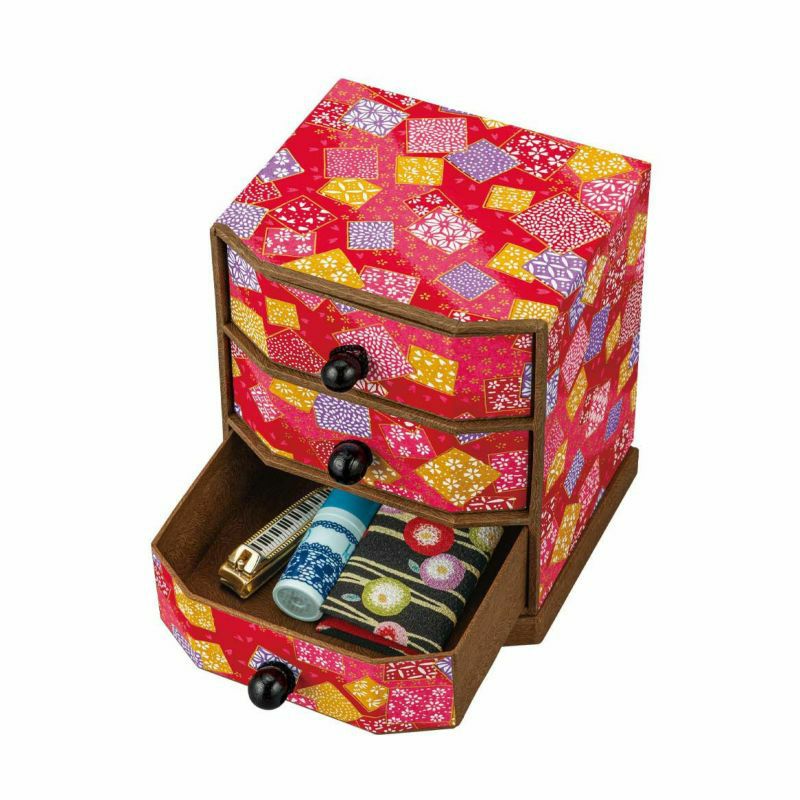 たっぷりと小物を収納できる引き出しが3つ