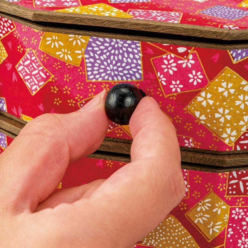 取っ手はおしゃれな丸いウッドビーズ