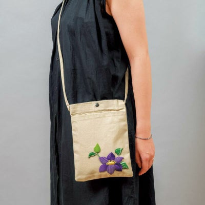 ナチュラルなアイボリーのバッグにモチーフが鮮やかに映えます