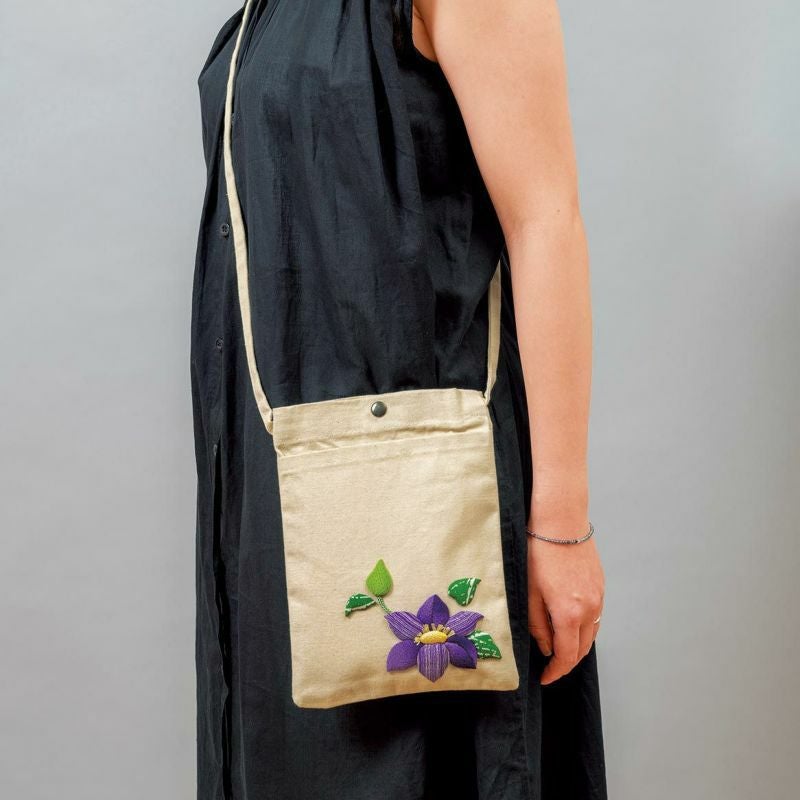 ナチュラルなアイボリーのバッグにモチーフが鮮やかに映えます