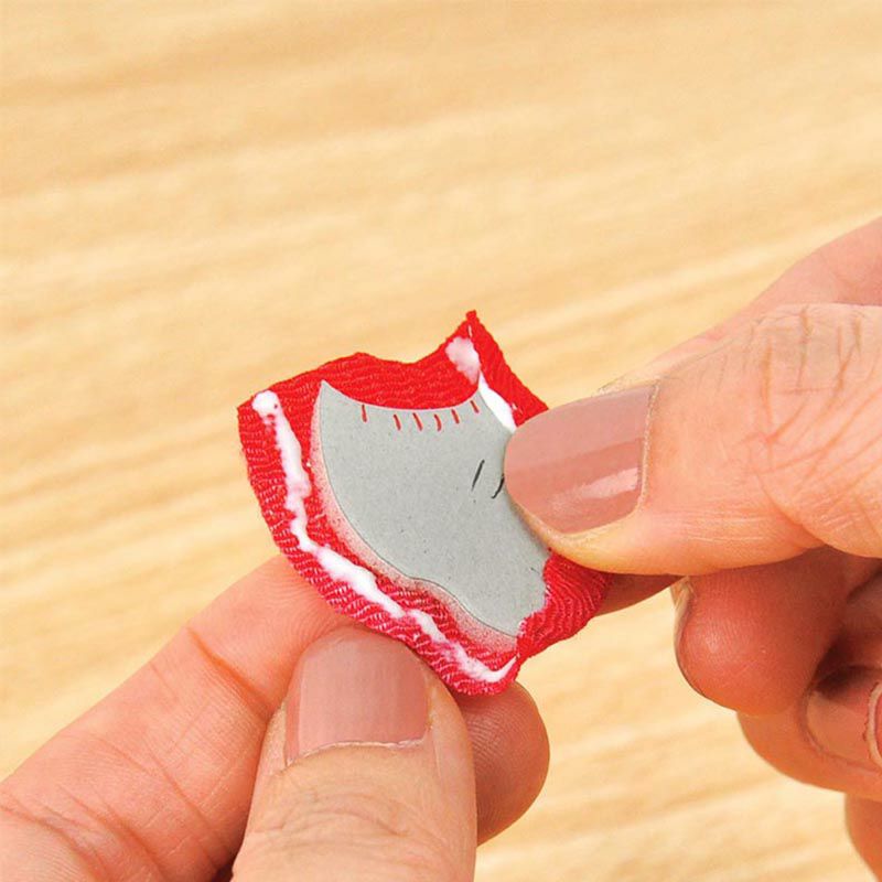 型抜きパーツをくるんで作ります