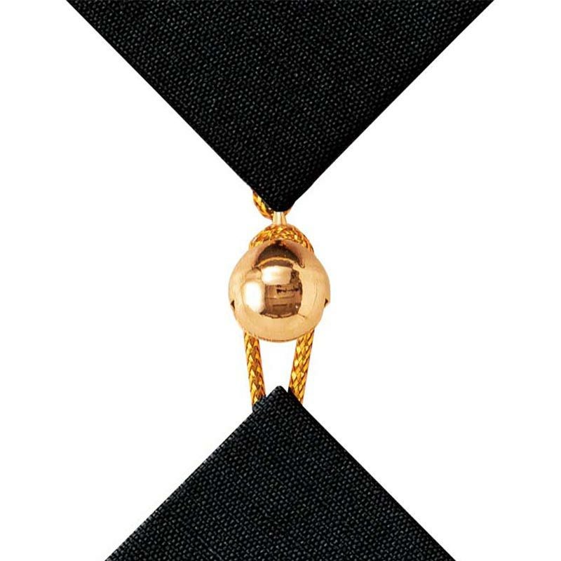 鈴に紐をかけて繋げます