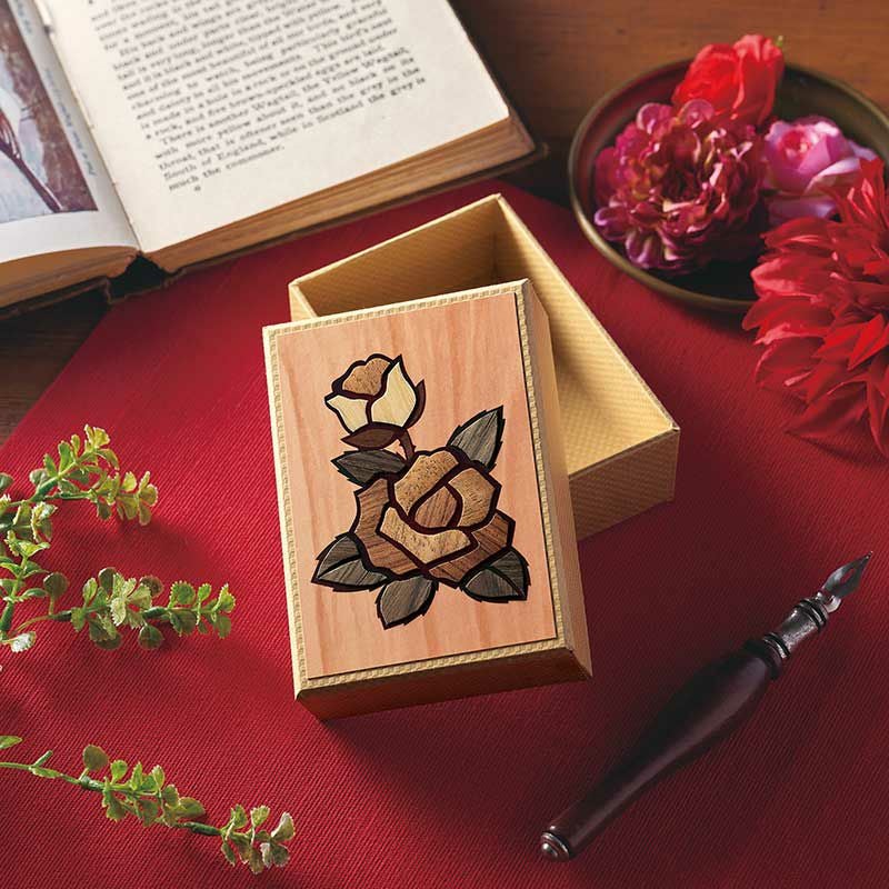 工芸品のような仕上がりで、小物入れとしてだけでなく、化粧箱としても喜ばれます