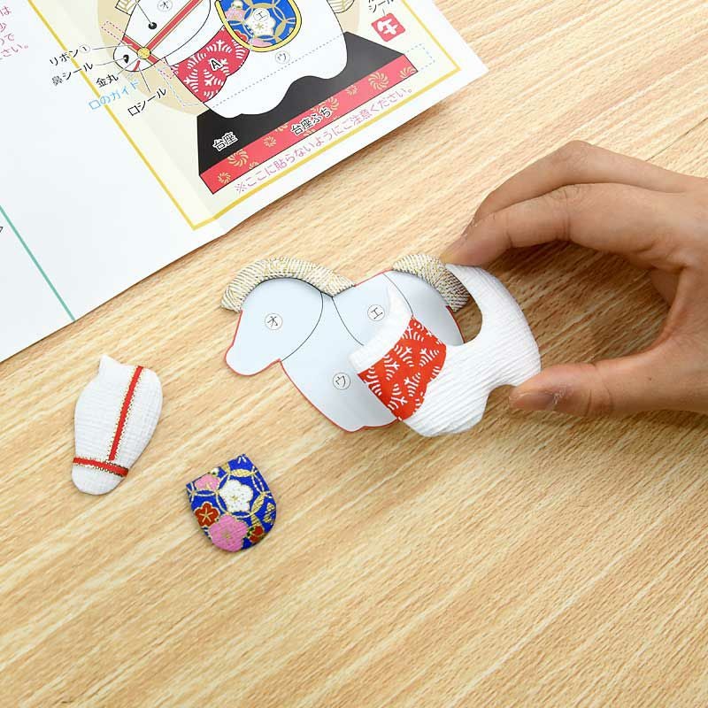 パーツを下絵に直接貼っていくので、初心者でも安心