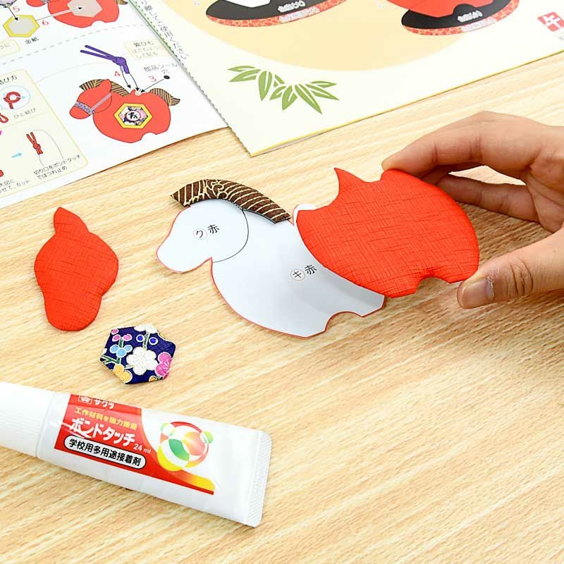 パーツを下絵に直接貼っていくので、初心者でも安心