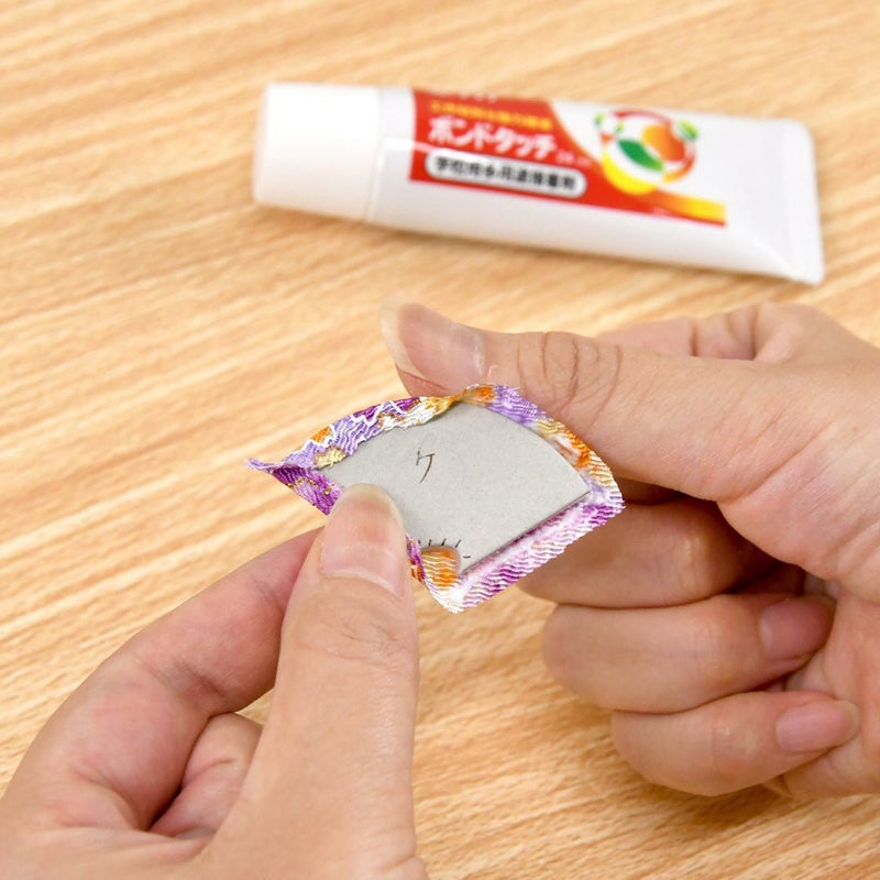 型抜き済みパーツをくるんで作ります