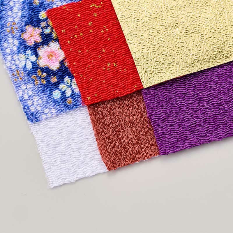 色鮮やかなちりめん布を5枚、華やかな金紙を1枚使って作ります