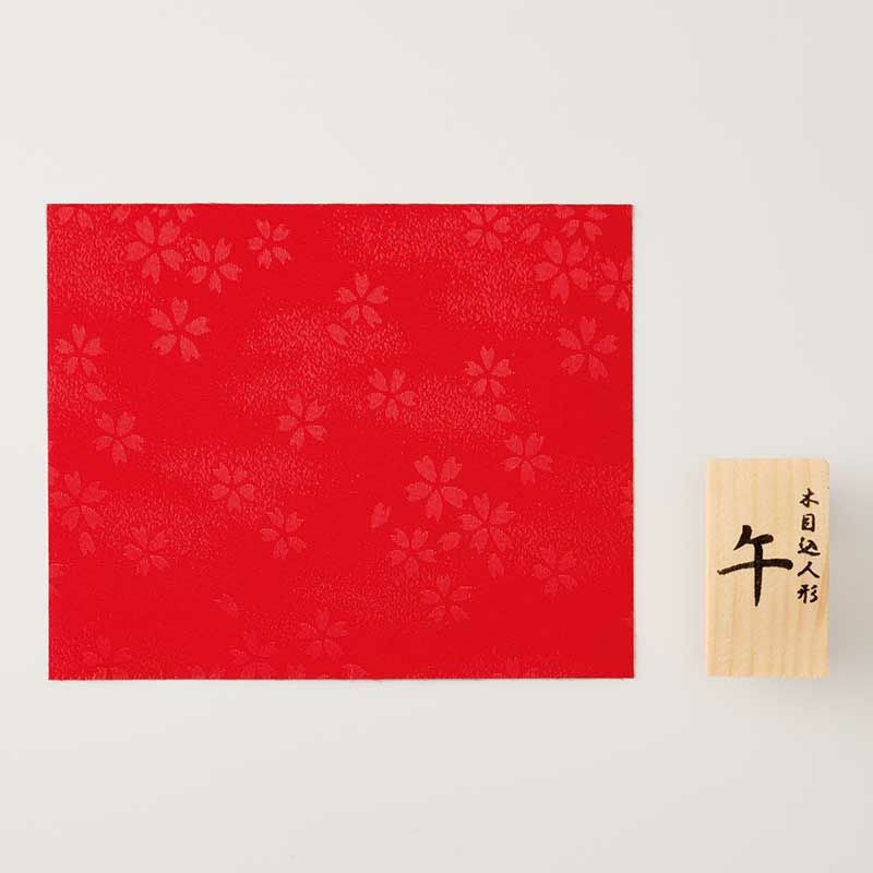 木製の木札と赤い敷き布付属