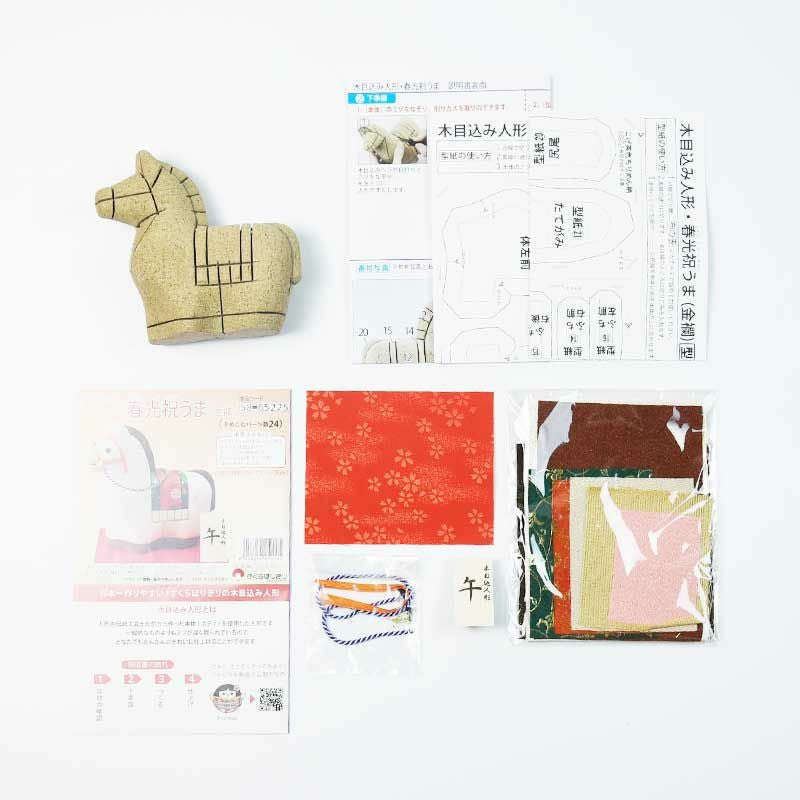 説明書、布、布用型紙、本体、敷き布、木札、小物など