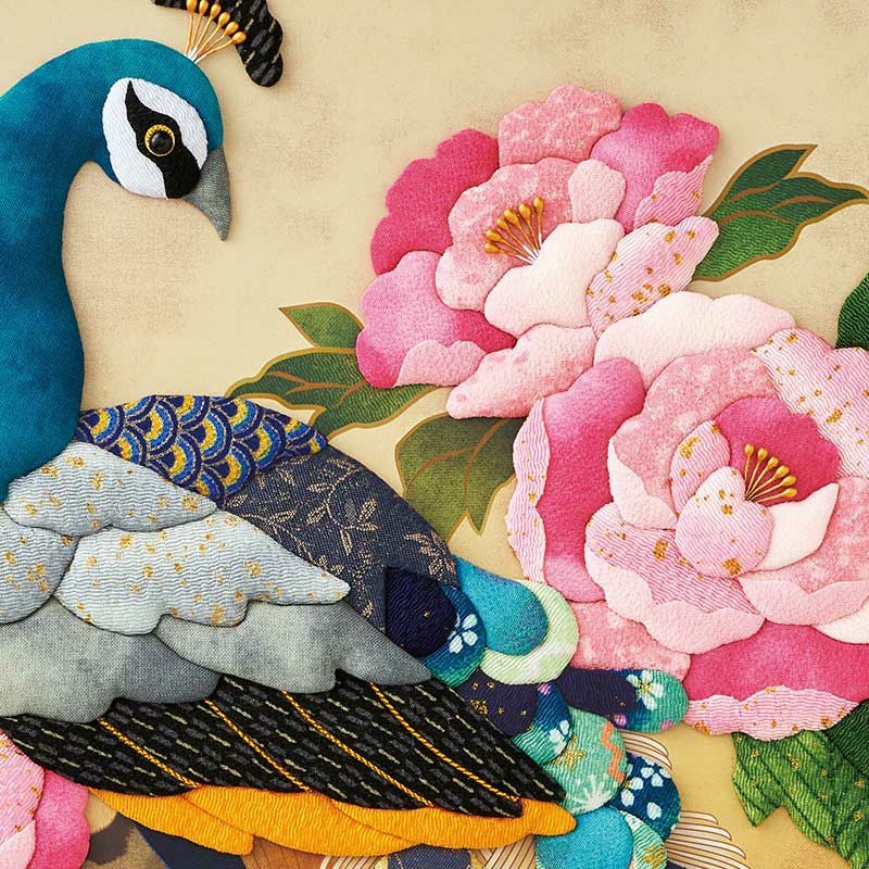 華やかなちりめん布を使って孔雀の羽や花びらを作ります