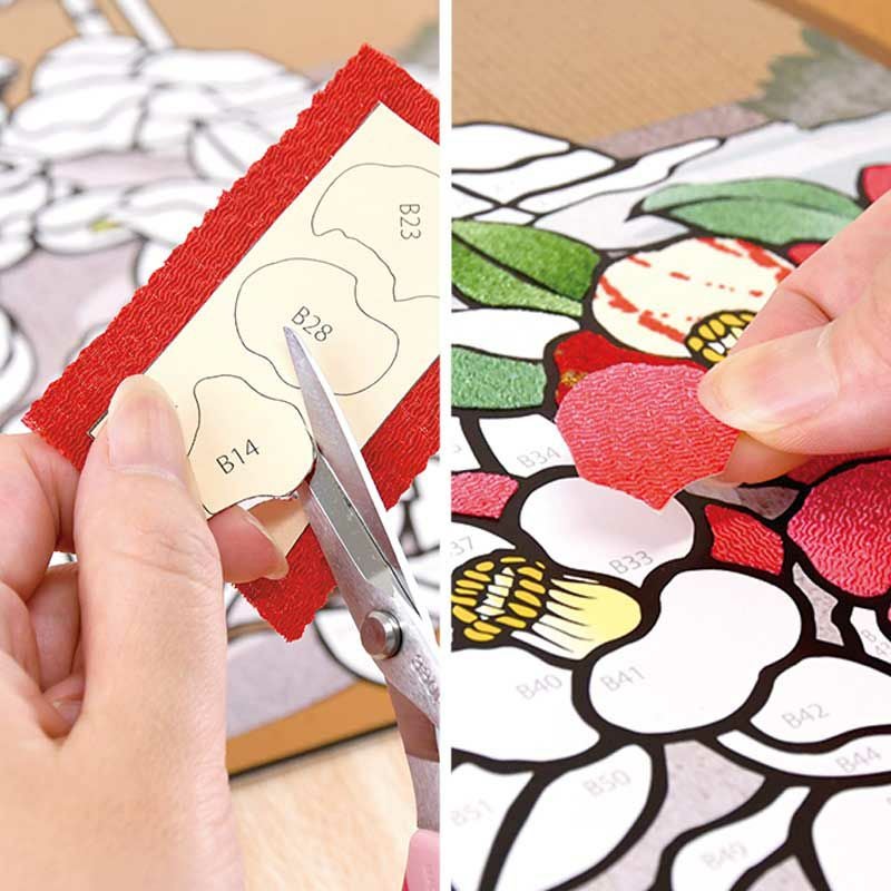 さくらあーと・椿のしおり<br>素材をはさみで切って、下絵に貼っていくだけで完成します