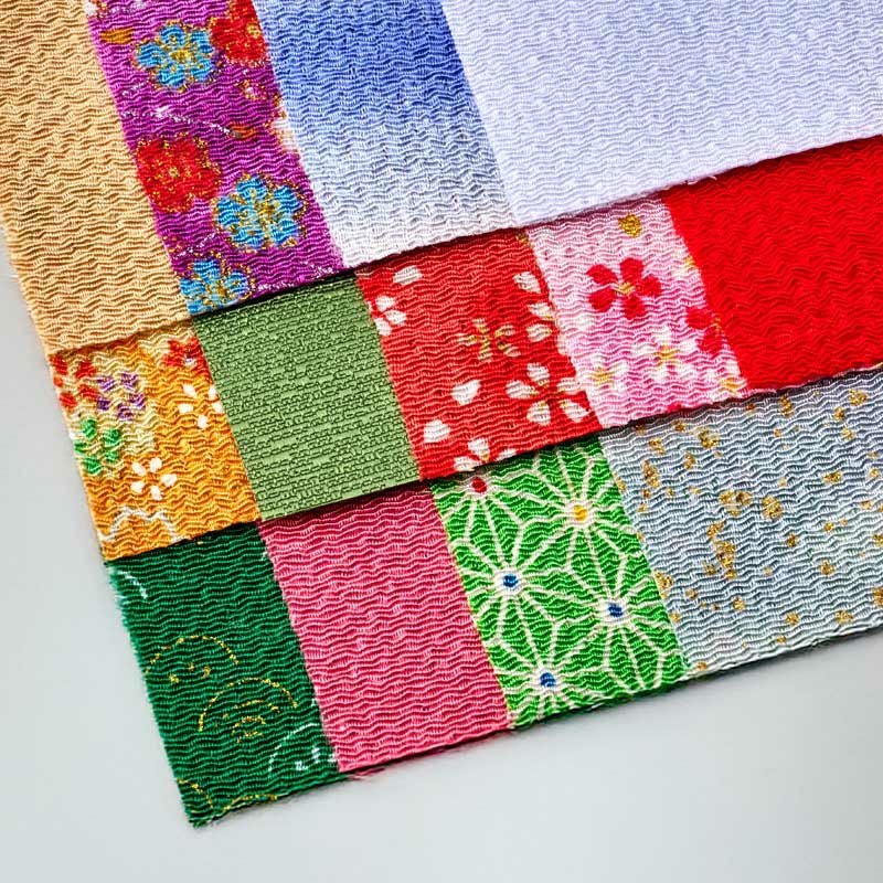 ちりめん布を13枚使用し、色鮮やかで豪華な年賀はがきに仕上げます