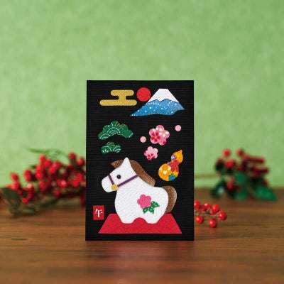 民芸玩具調のうまに縁起物を盛り込んだ華やかな干支飾り