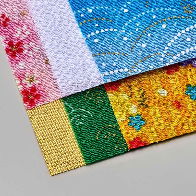 色鮮やかなちりめん布や金地の布を、合わせて6枚使って作ります