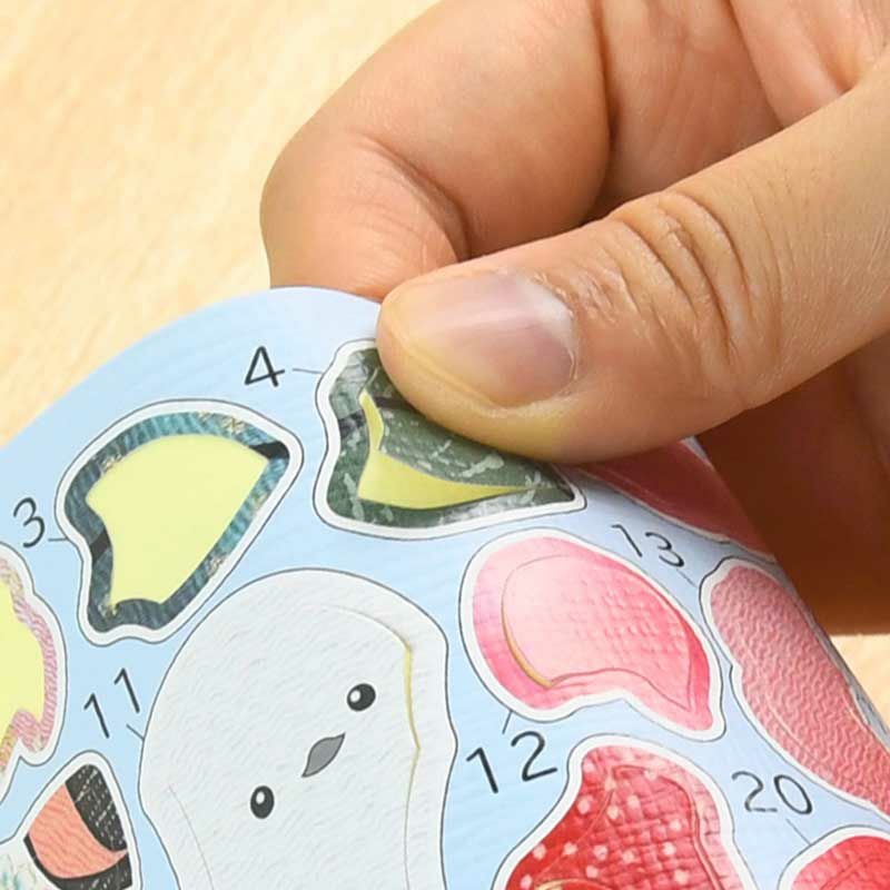 厚みのある部品シートです。折り曲げるとパーツが簡単に剥がれます