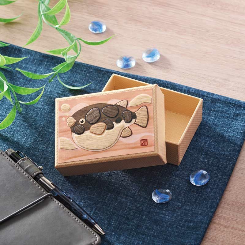 工芸品のような仕上がりで、小物入れとしてだけでなく、化粧箱としても喜ばれます