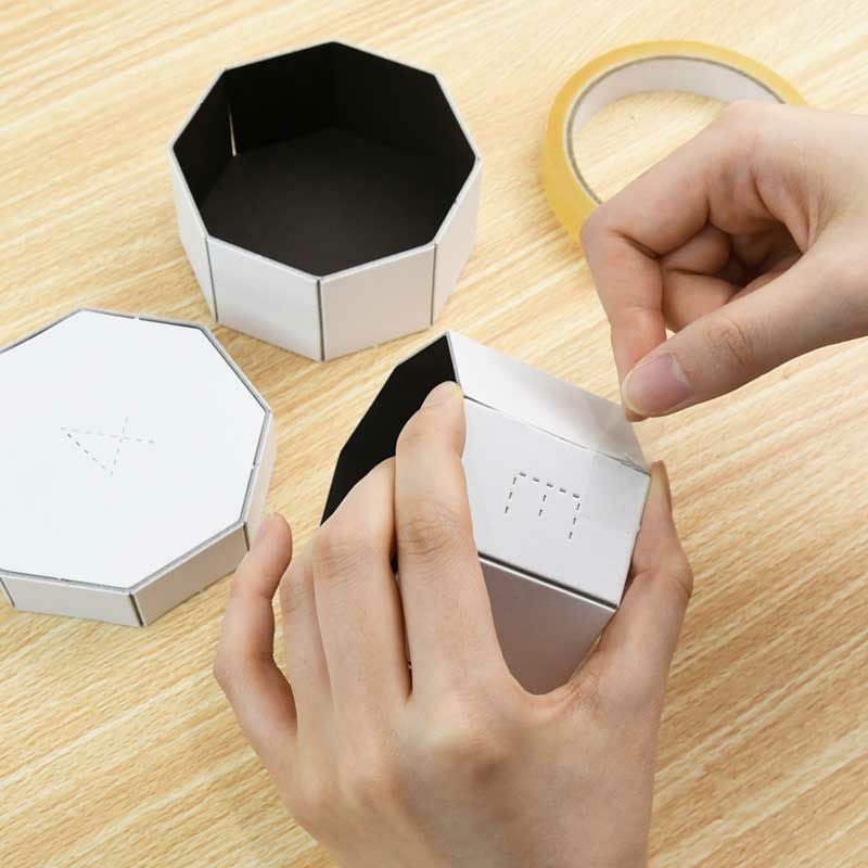 フタと本体をセロテープで組み立て、周りにスティックのりで用紙を貼ります