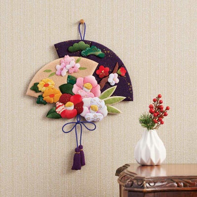 吉祥の花々を末広がりの扇形でまとめた縁起の良い花飾り