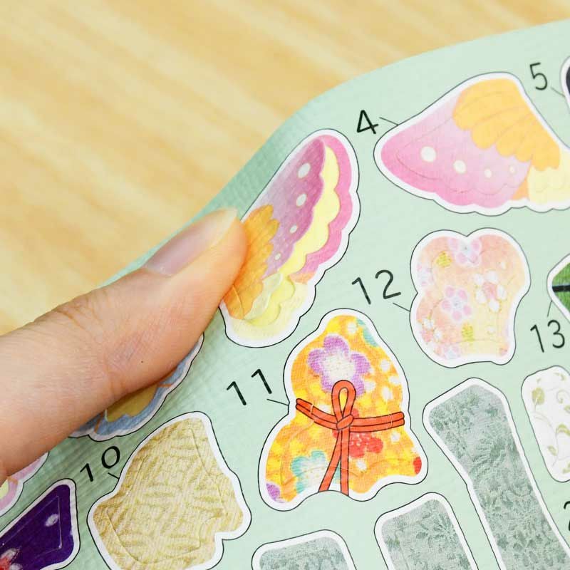 シールは厚みがあるので、折り曲げると台紙からはがしやすい