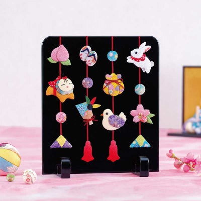 黒地の衝立に色鮮やかなモチーフが映えます