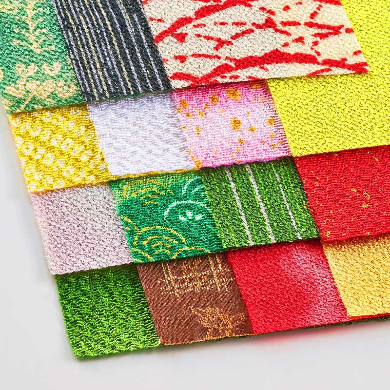 国産のちりめん布を含む16枚の布で作ります