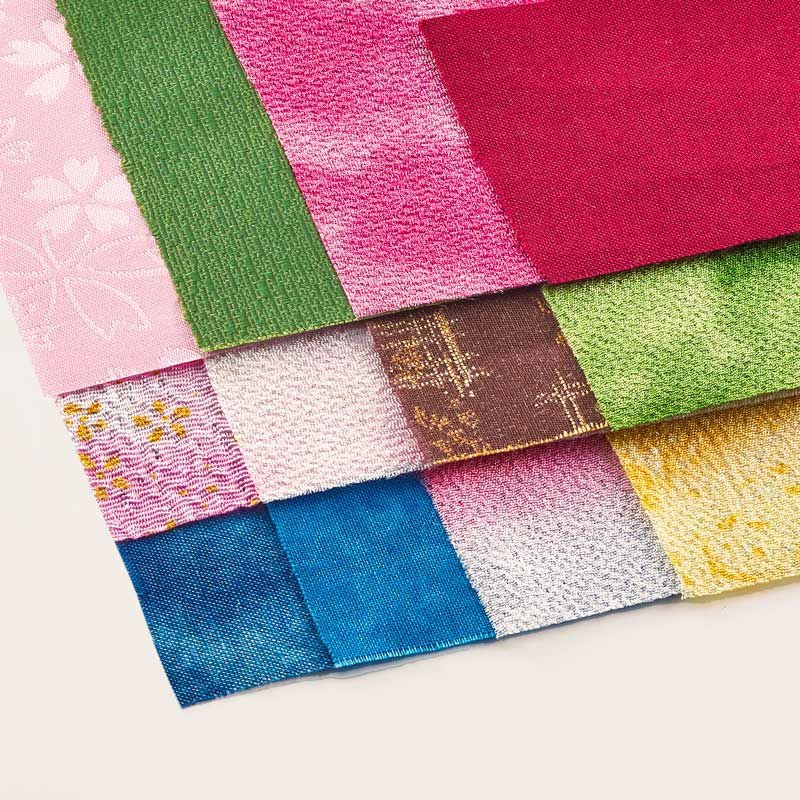 12種類の様々な質感の布を使って仕上げます