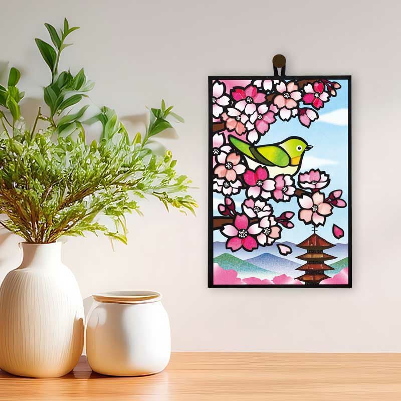 壁掛け用の紐が付属しているので気軽に飾って楽しめます