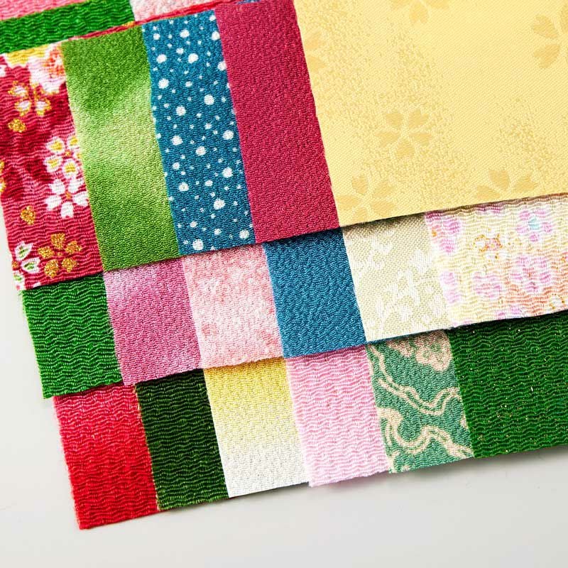 国産のちりめん布やジャガード生地など17種類の布で作ります