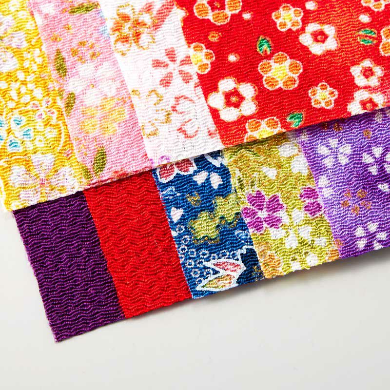 色鮮やかで可愛らしい柄のちりめん布で作ります