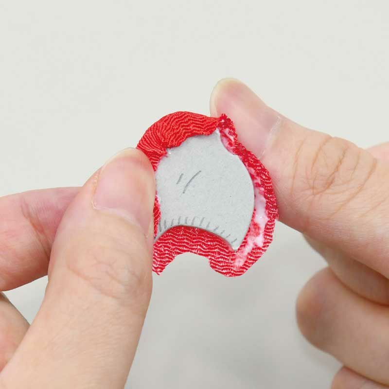 型抜きパーツをくるんで作ります