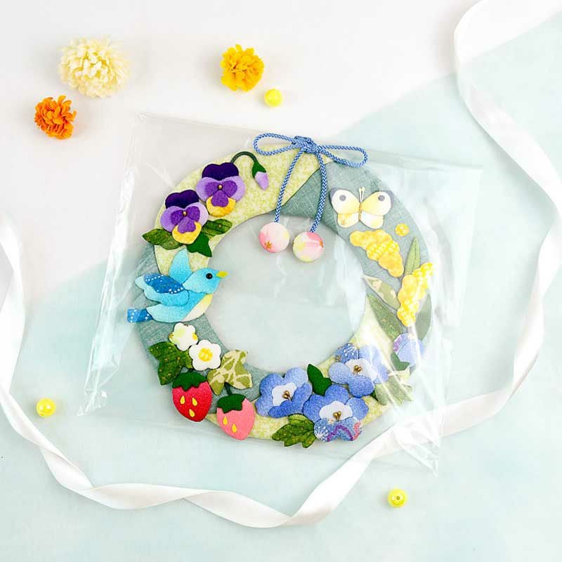 縁起の良いモチーフを集めたリースは、新生活へと向かう季節の贈り物にぴったり