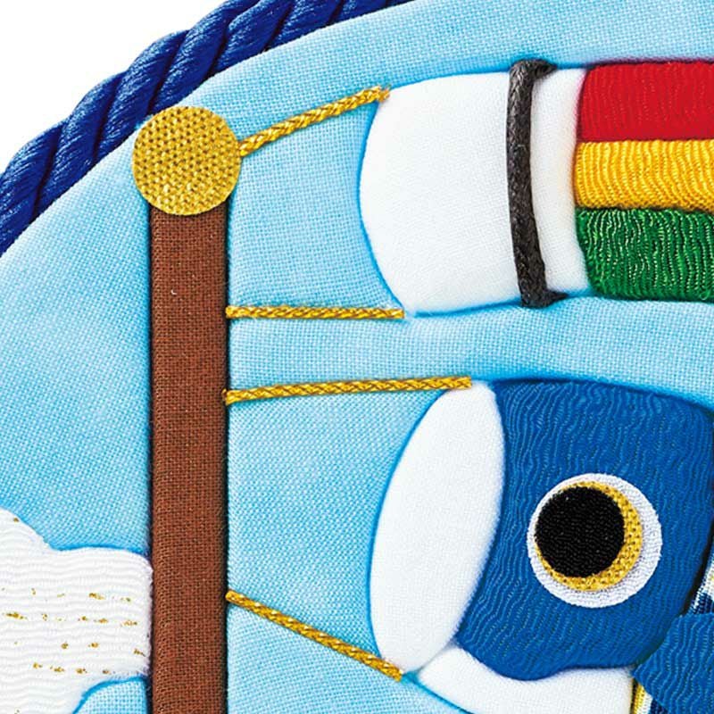 金色の紐は、布をきめこむミゾに合わせて貼っていきます