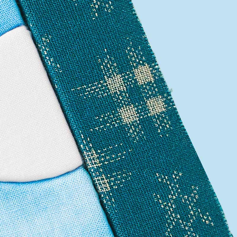 絵を縁取る井桁文様は縁起の良い吉祥文様です