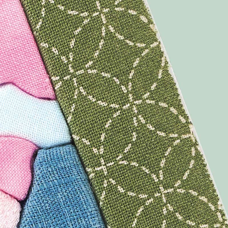 絵を縁取る七宝文様は縁起の良い吉祥文様です