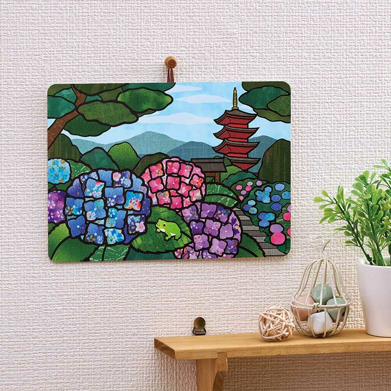 付属のひもで気軽に飾って楽しめます