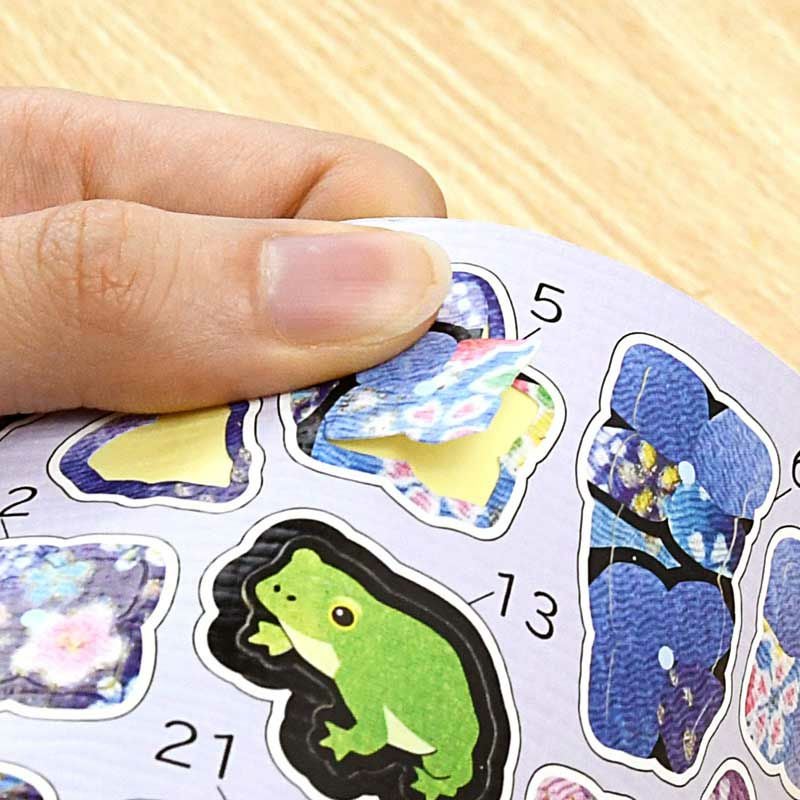 シールは厚みがあるので折り曲げると台紙からはがしやすい