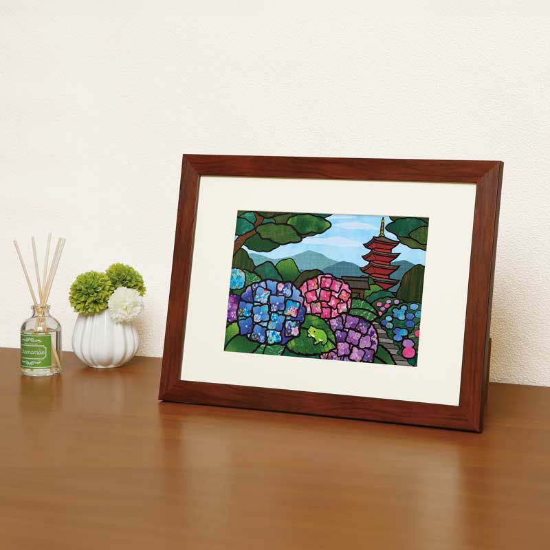 別売りの額に入れて飾るとさらに作品が引き立ち、お部屋を素敵に彩ってくれます